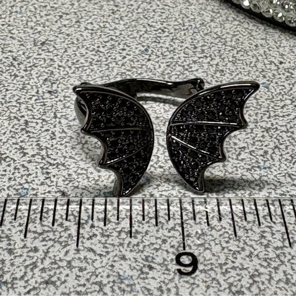 🦇COOL RING-Black Bat Wing/Rhinestone - Picture 3 of 8